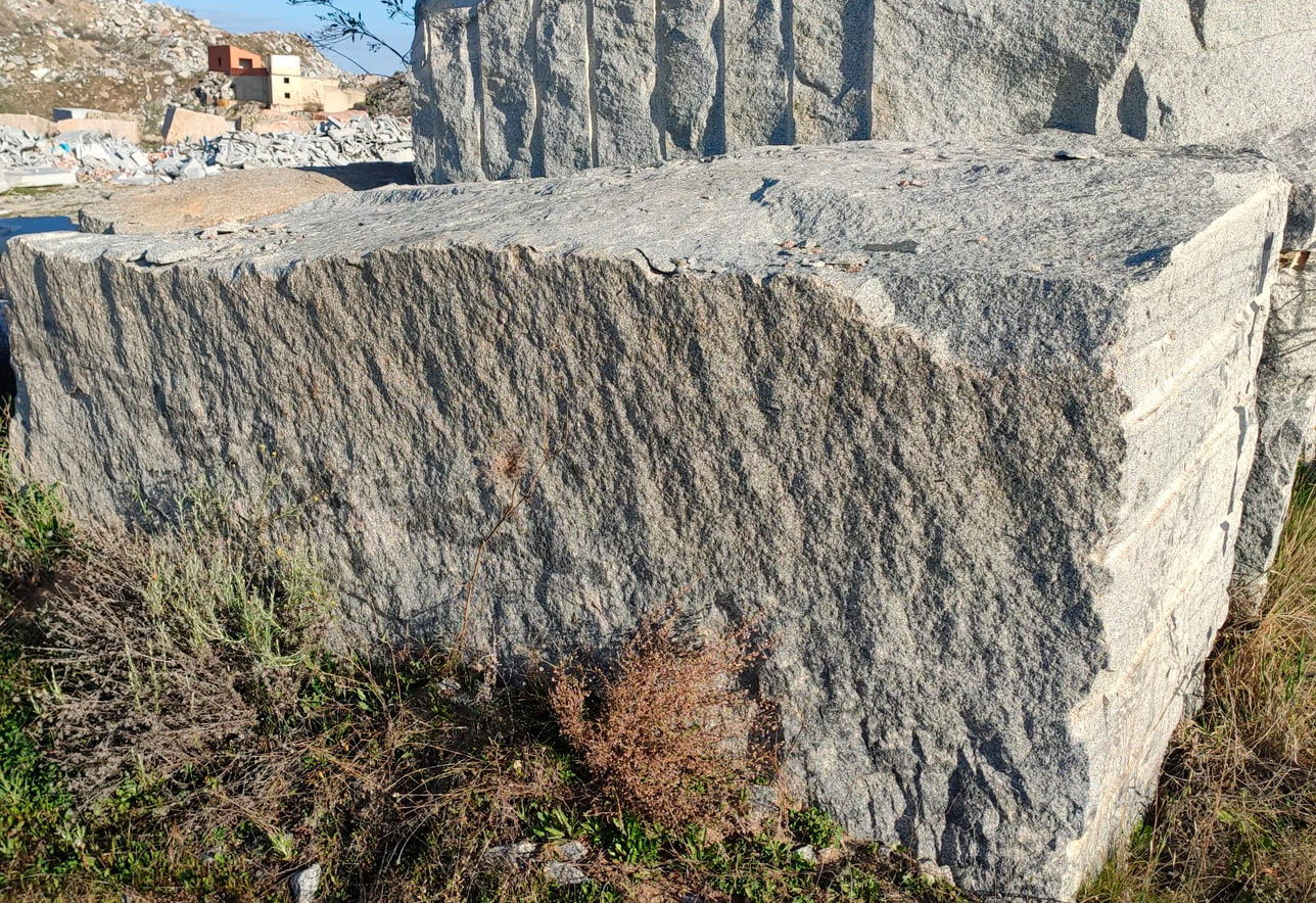 Materiales propios, cantera de Granito Gris Quintana. Marmoles Padilla. Valdepeñas